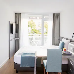 Living 3*, Nürnberg Germania