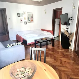 Peaceful Getaway - Generous 3-Bedroom Sanctuary - Close To Historic Old Town Bucureşti